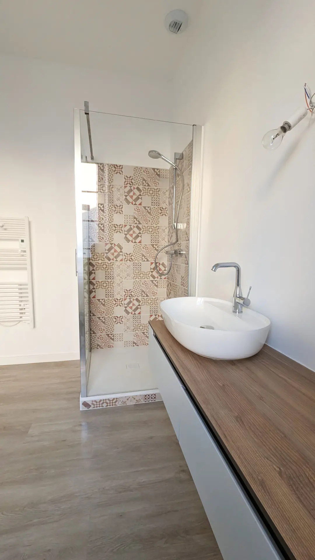 Salle de bain épuré en carrelage avec sol souple au sol