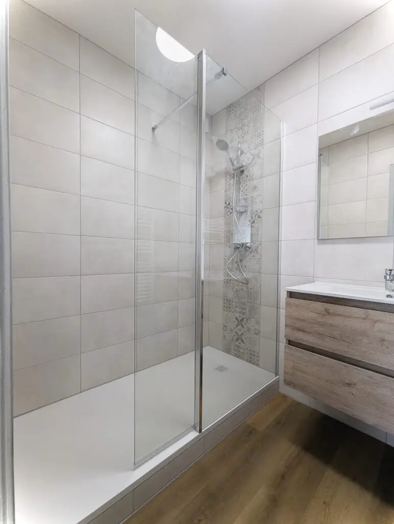 Salle de bain en carrelage Alpe à Tarbes Saint Pastous avec bac à douche